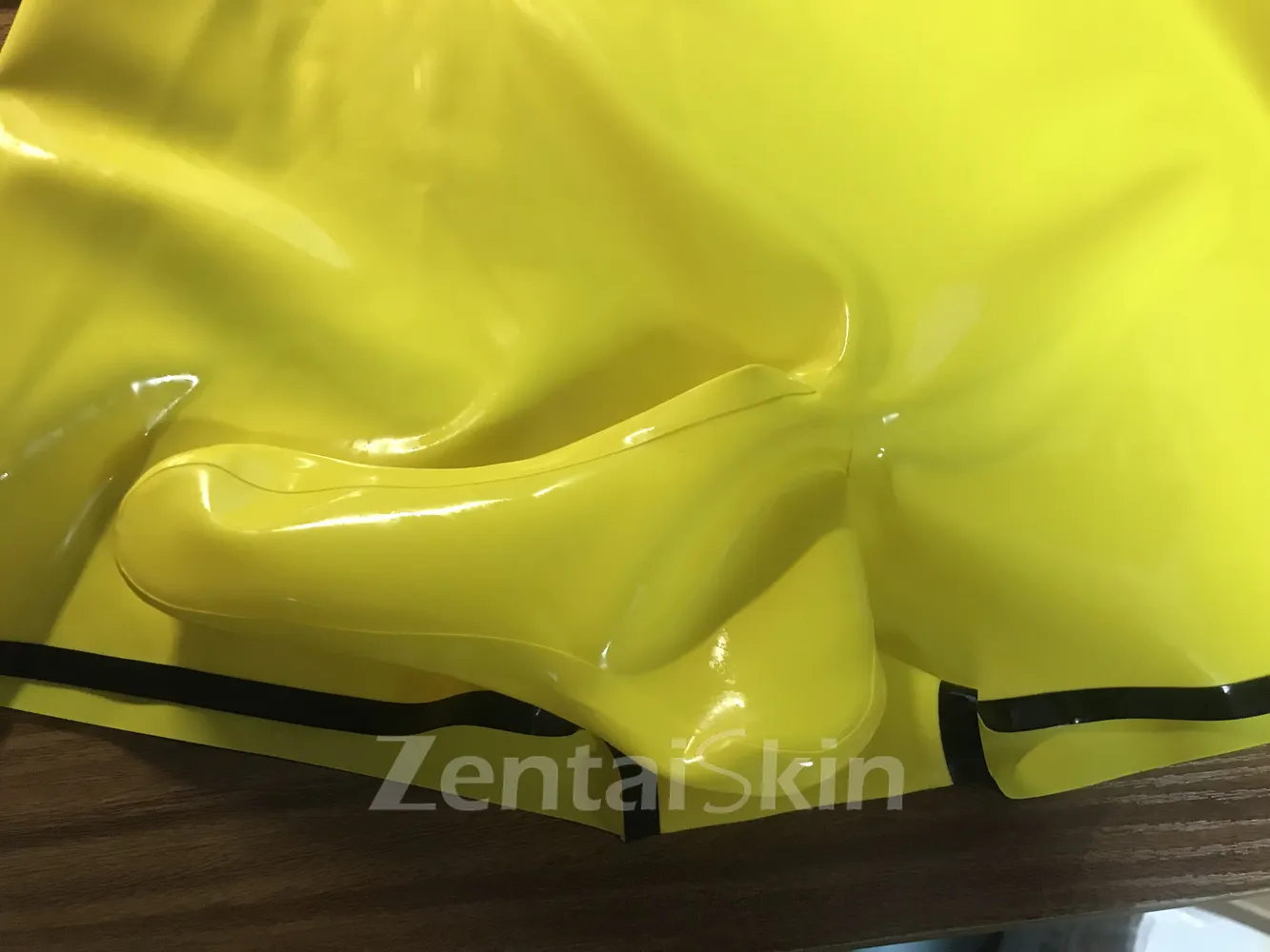 Second Skin Natural Latex Underwear Men Yellow Latex Shorts with Condom