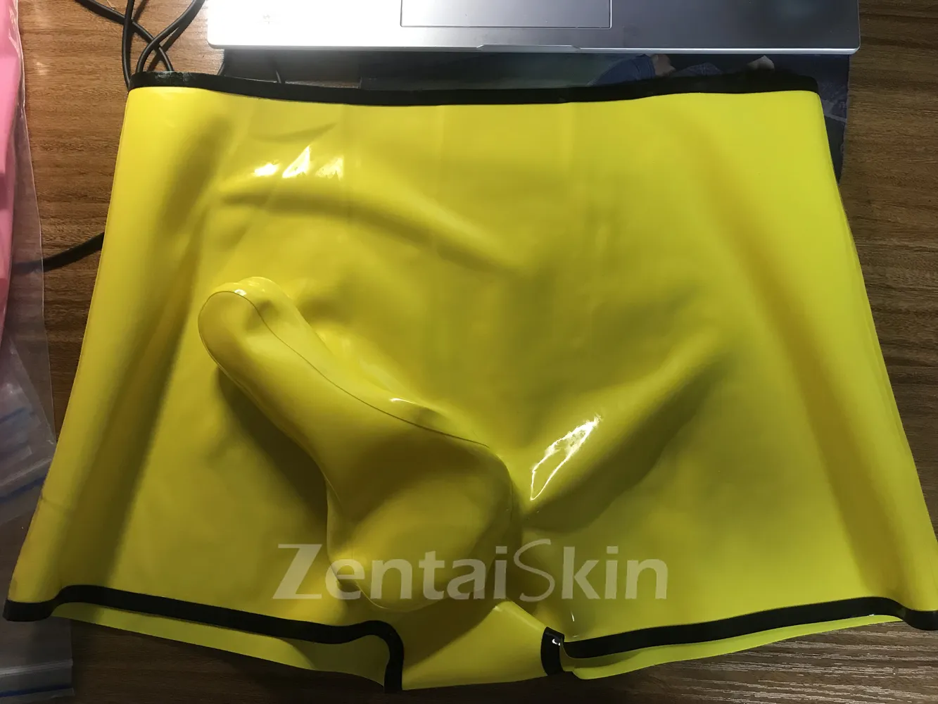 Second Skin Natural Latex Underwear Men Yellow Latex Shorts with Condom